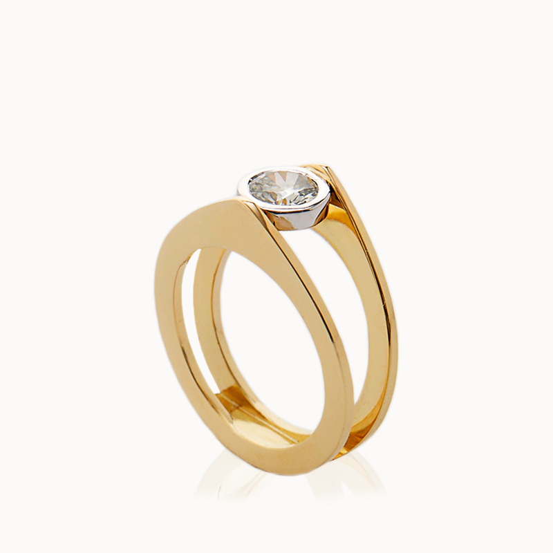 Ring made of 18 karat white and yellow gold with a brilliant cut diamond.