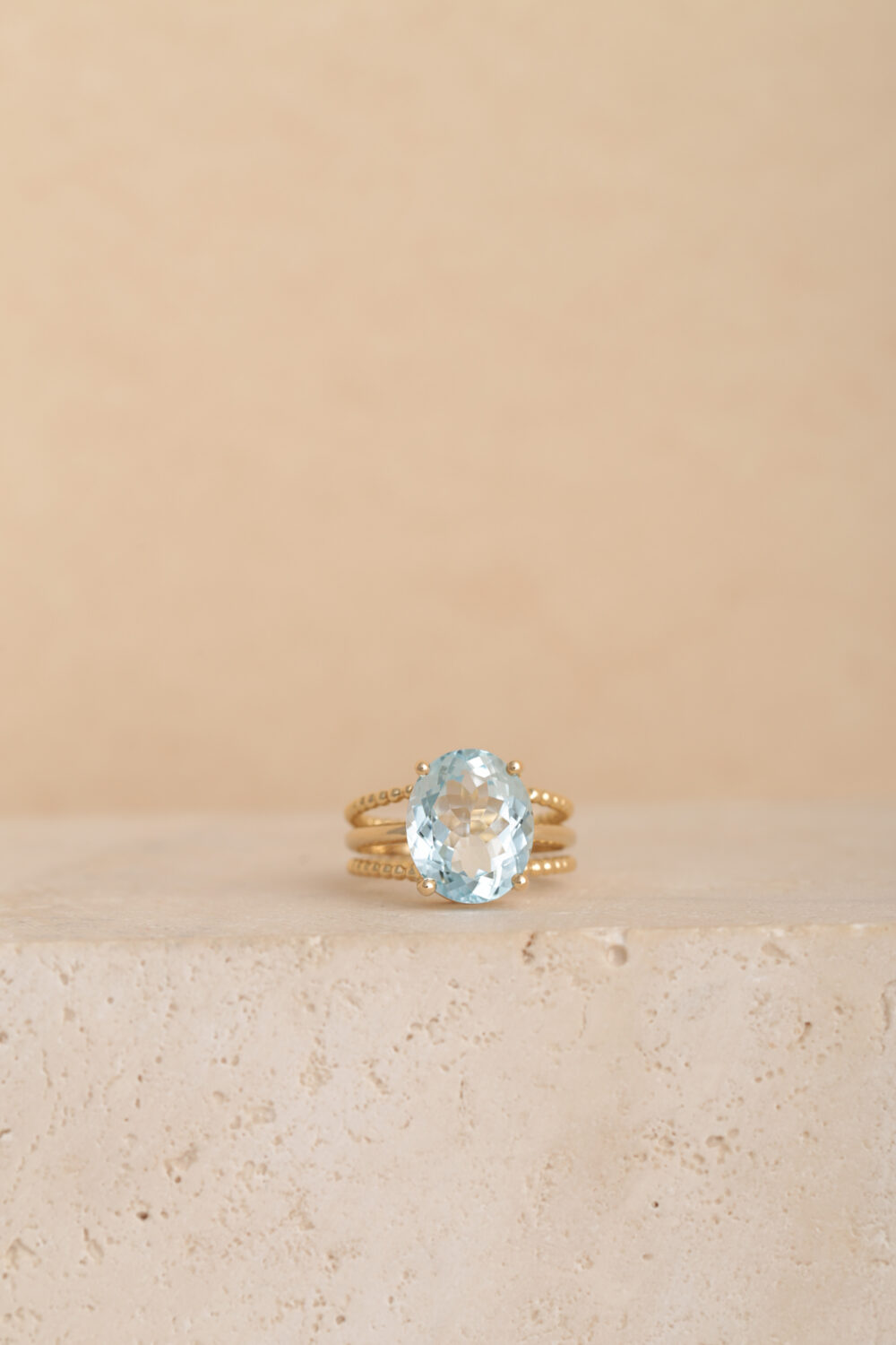 Ovale aquamarijn ring in 18-karaats geelgoud bezet met een aquamarijn edelsteen. Al onze sieraden zijn handgemaakt door sieradenontwerpster Pascale Masselis.