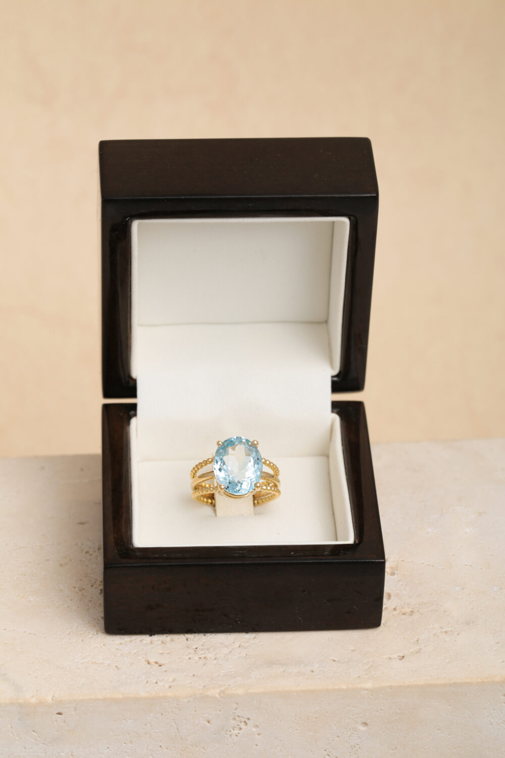 Ovale aquamarijn ring in 18-karaats geelgoud bezet met een aquamarijn edelsteen. Al onze sieraden zijn handgemaakt door sieradenontwerpster Pascale Masselis.