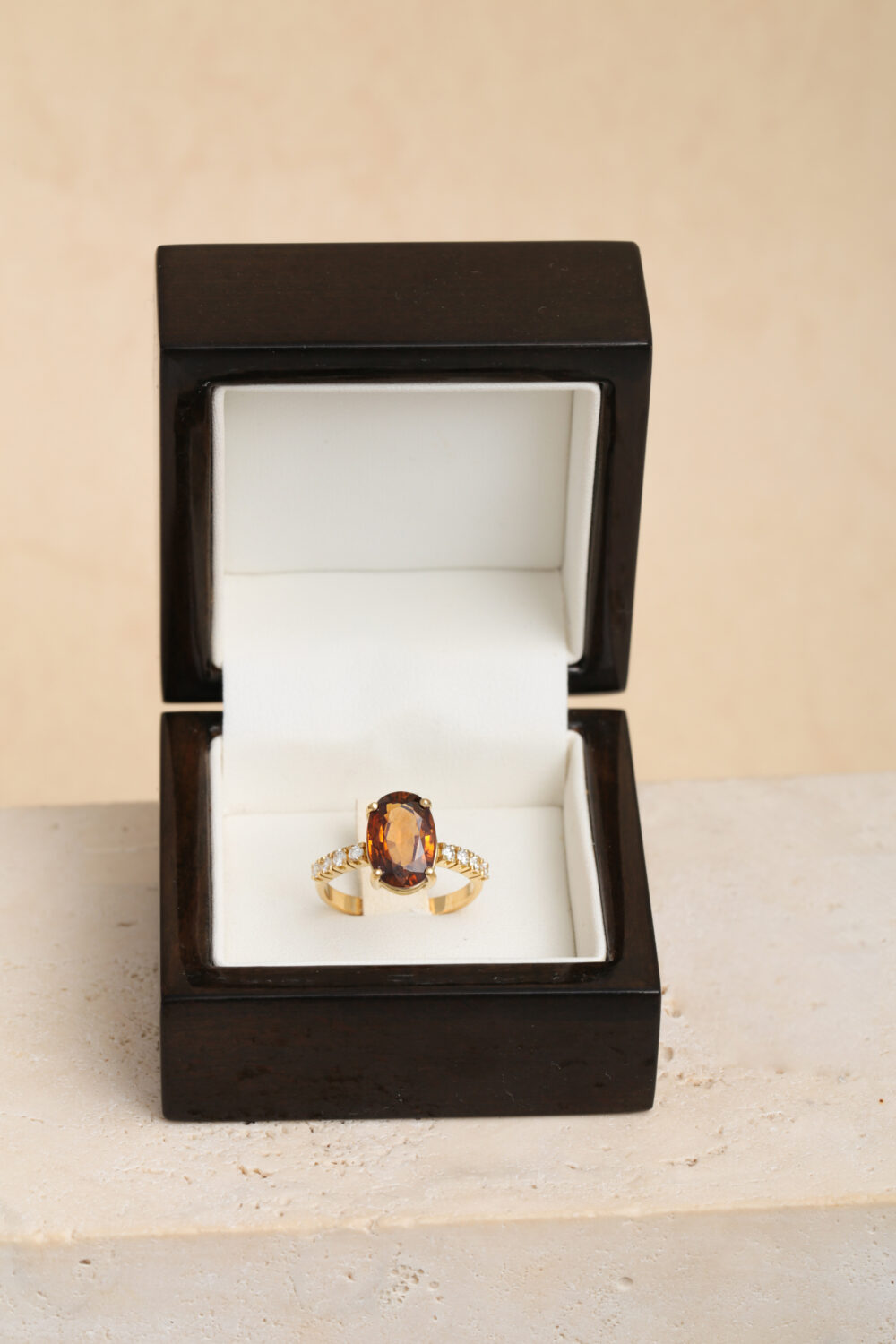 Ring met diamant en zirkoon gemaakt van 18-karaats geel goud. De ring is bezet met een zirkoon edelsteen en 8 briljant geslepen diamanten voor een totaal van 0,24ct.