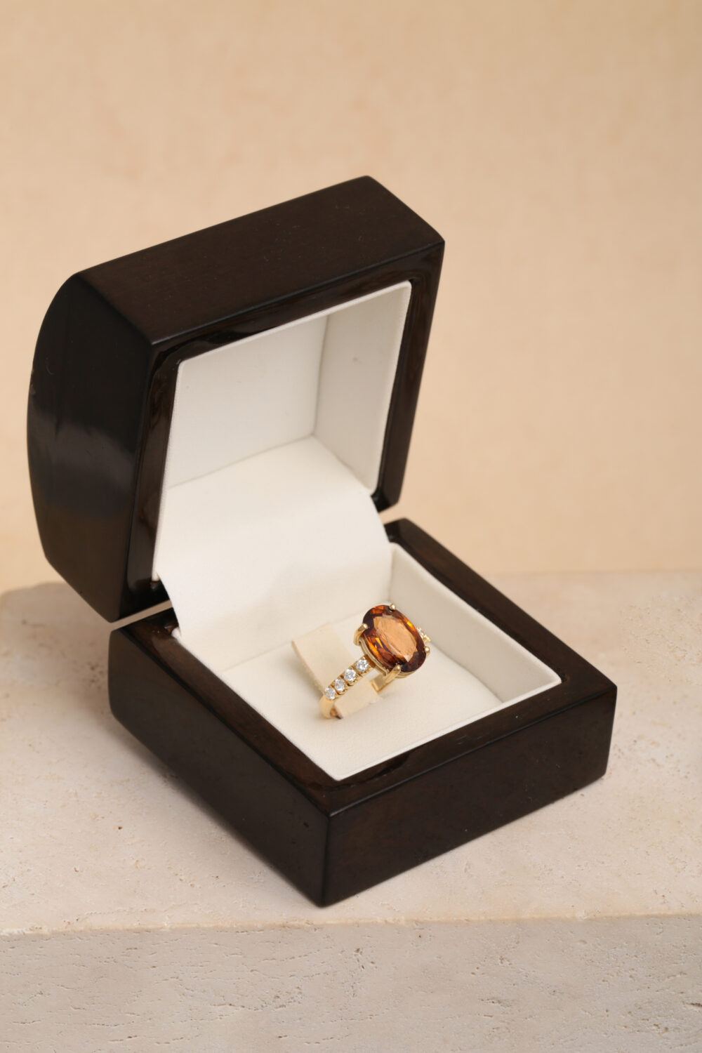 Ring met diamant en zirkoon gemaakt van 18-karaats geel goud. De ring is bezet met een zirkoon edelsteen en 8 briljant geslepen diamanten voor een totaal van 0,24ct.