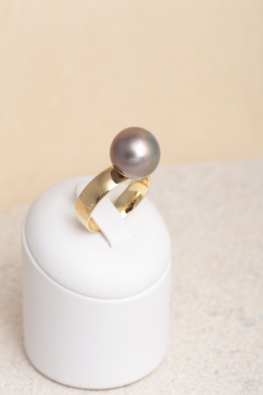 Grey pearl ring