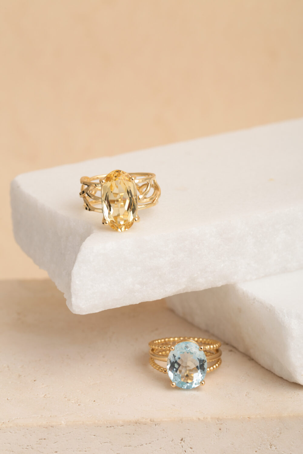 Ring in geelgoud met een ovaal geslepen, lichtgele Citrien edelsteen. Al onze sieraden worden met de hand gemaakt door Pascale Masselis in ons atelier in Antwerpen.