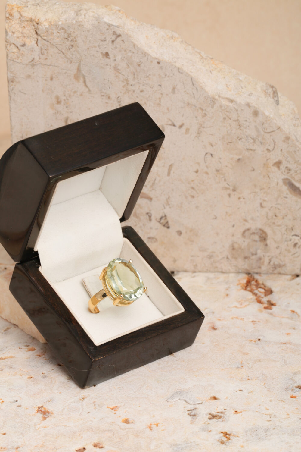 18-karaats geelgouden ring met een prasioliet edelsteen. Al onze sieraden worden met de hand gemaakt door juweelontwerpster Pascale Masselis in ons atelier in Antwerpen.