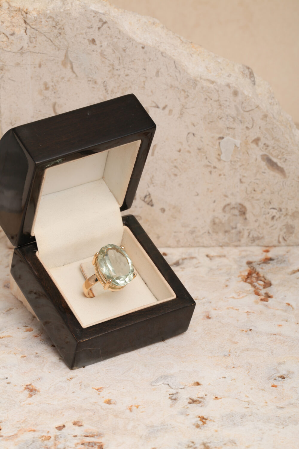 18-karaats geelgouden ring met een prasioliet edelsteen. Al onze sieraden worden met de hand gemaakt door juweelontwerpster Pascale Masselis in ons atelier in Antwerpen.