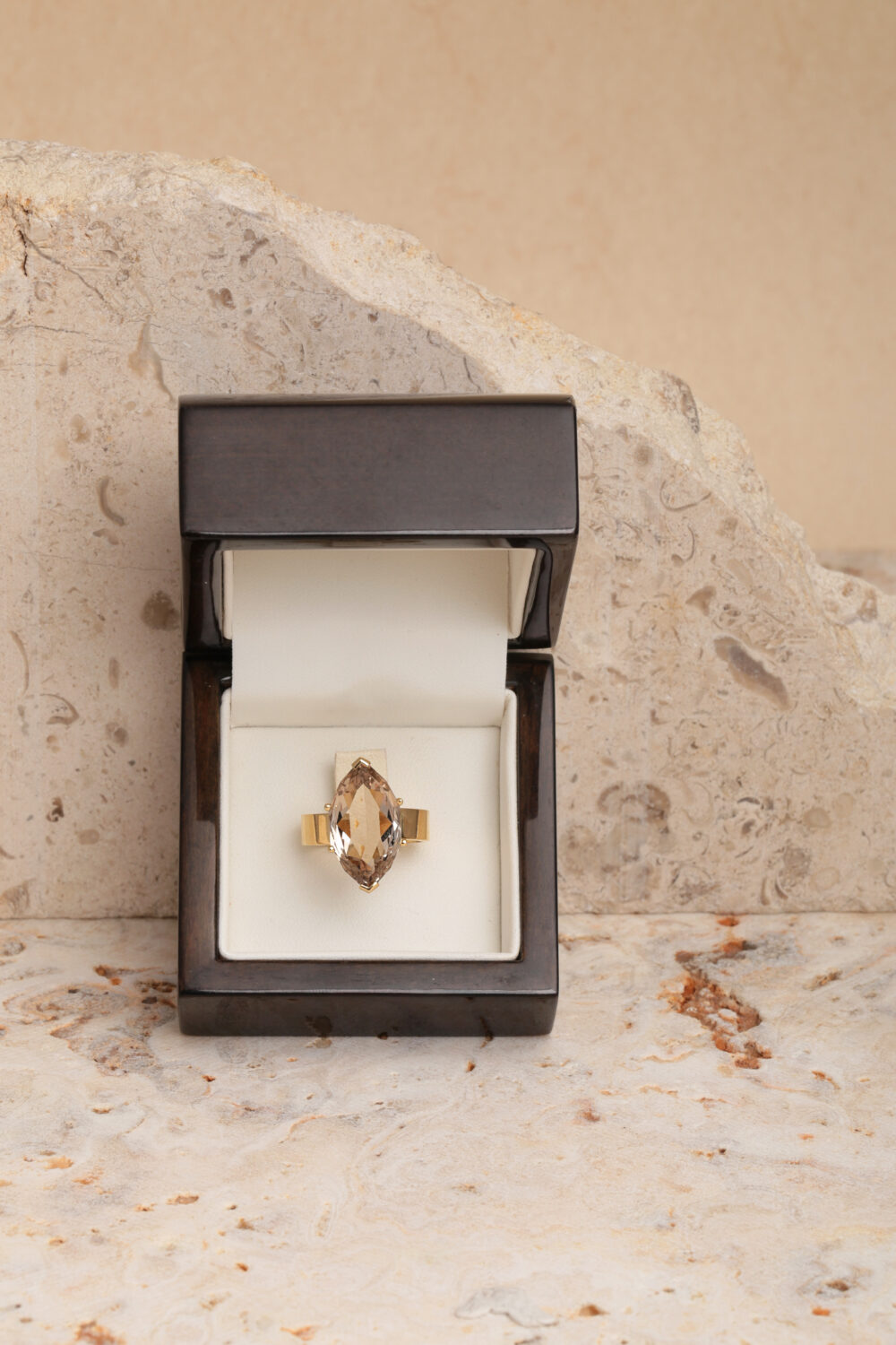 Ring in 18 karaat geelgoud met een markies geslepen rookkwarts edelsteen.