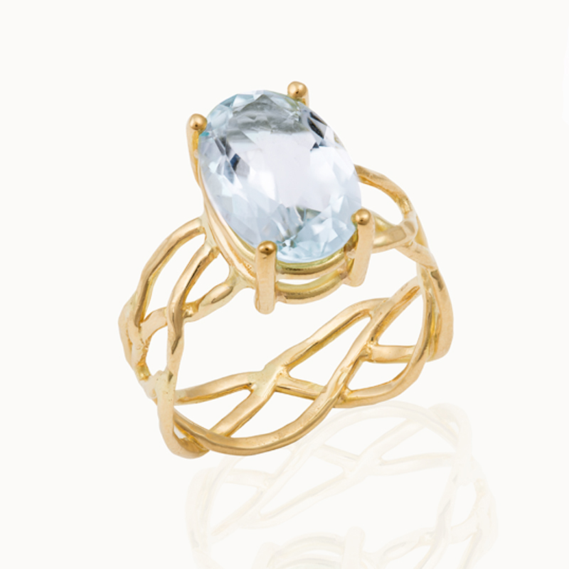Oval 18-karat yellow gold ring set with an Aquamarine gemstone.