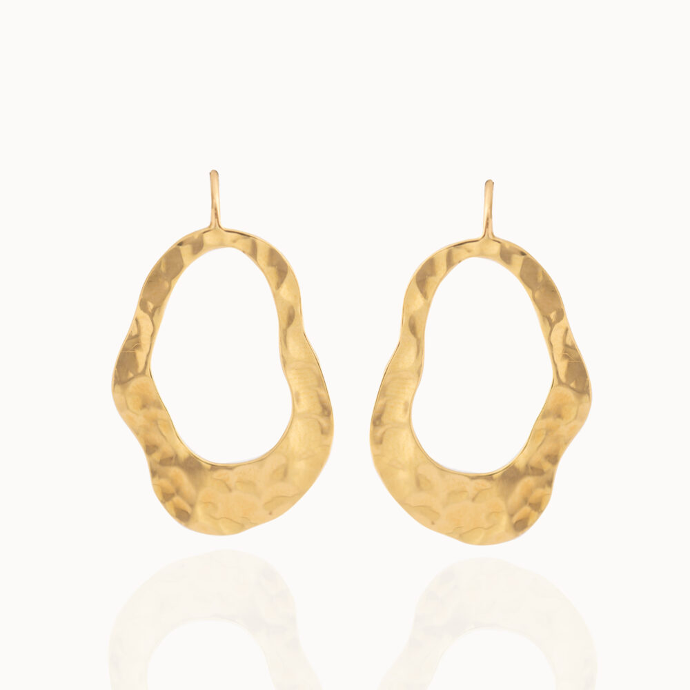Gold earrings with a hammered texture that beautifully reflects the light. Made out of 18 karat gold by goldsmith Pascale Masselis.