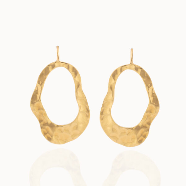 Gouden oorbellen met een gehamerde textuur die het licht prachtig reflecteert. Gemaakt van 18 karaat goud door goudsmid Pascale Masselis.