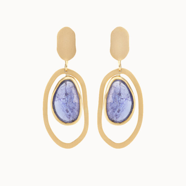 18-karat yellow gold earrings set with irregular cut tanzanite gemstones.