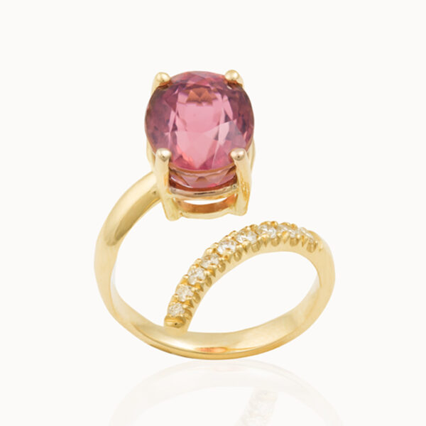 Ring van 18-karaats geelgoud met een toermalijn edelsteen en diamanten.