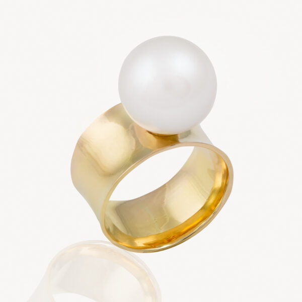 18-karat yellow gold ring set with a white, round pearl.