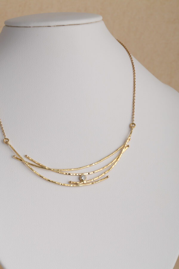 Necklace crafted from 18-karat gold set with a 0,16 ct brilliant cut diamond.