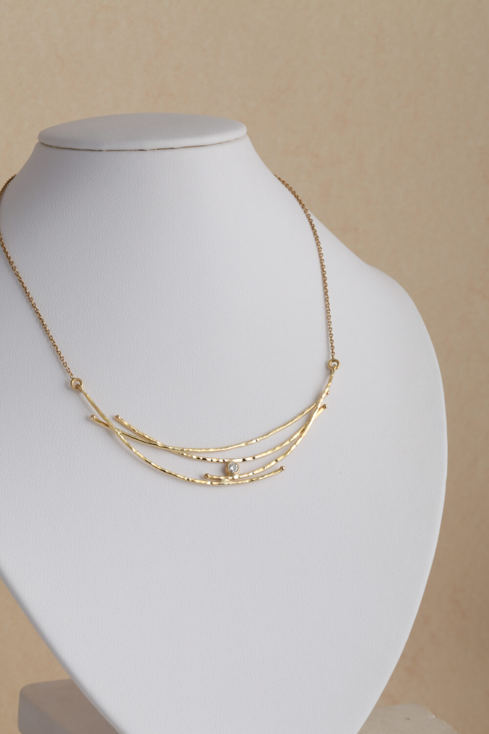 Necklace crafted from 18-karat gold set with a 0,16 ct brilliant cut diamond.