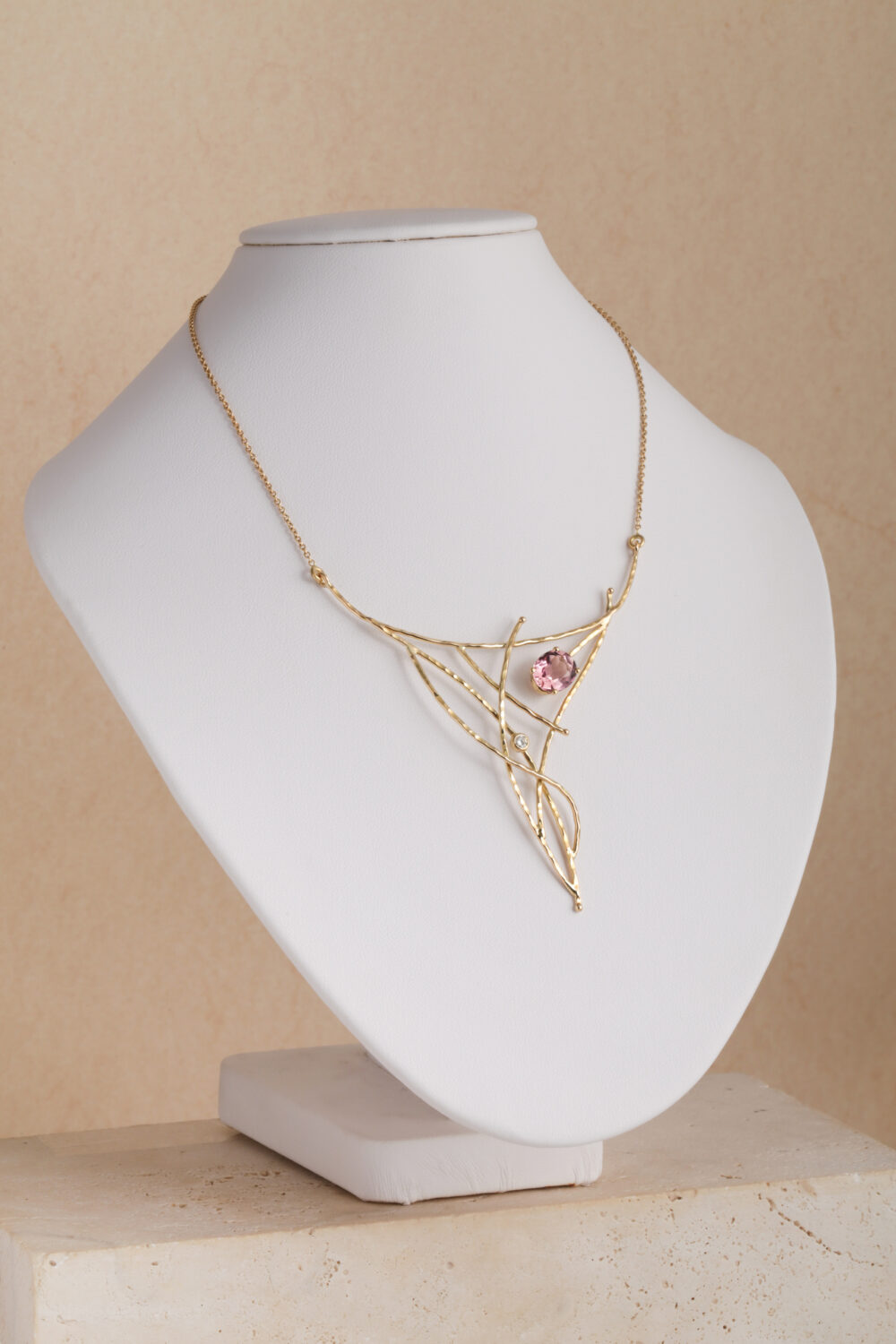 Necklace crafted from 18-karat gold set with a brilliant cut diamond and a kunzite gemstone.
