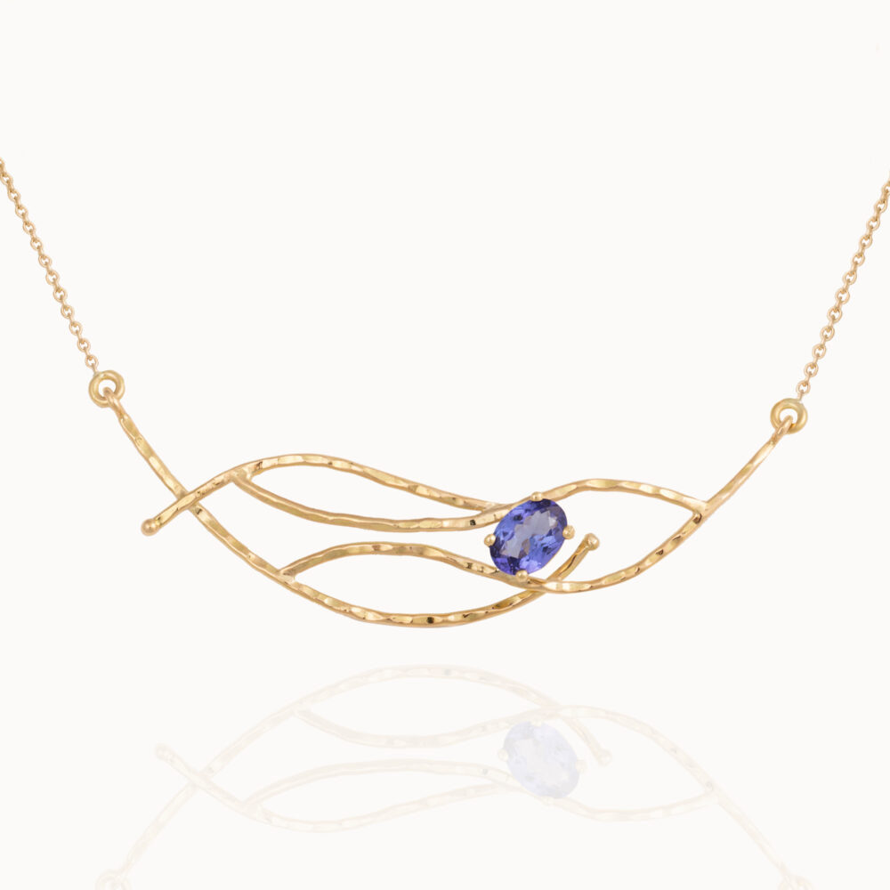Crafted from 18-karat gold, this necklace is set with an oval-cut tanzanite gemstone.