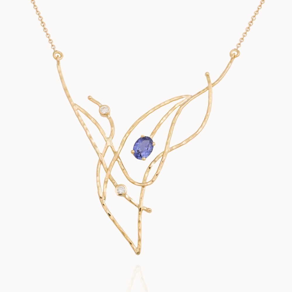 Tanzanite gemstone necklace crafted from 18-karat gold set with two brilliant cut diamonds for a total of 0,28 ct and a tanzanite gemstone.