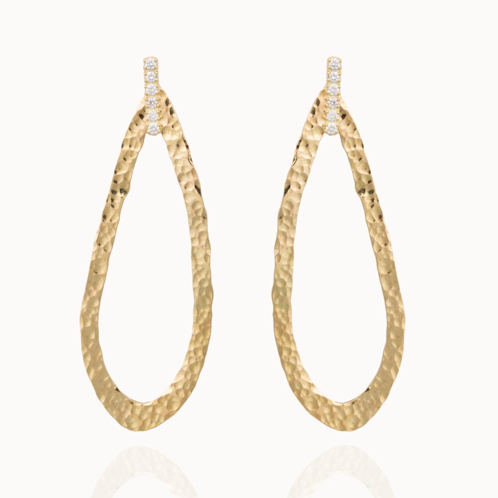 Gold and diamond earrings crafted from 18-karat hammered gold with 12 brilliant cut diamonds for a total of 0,54 ct.