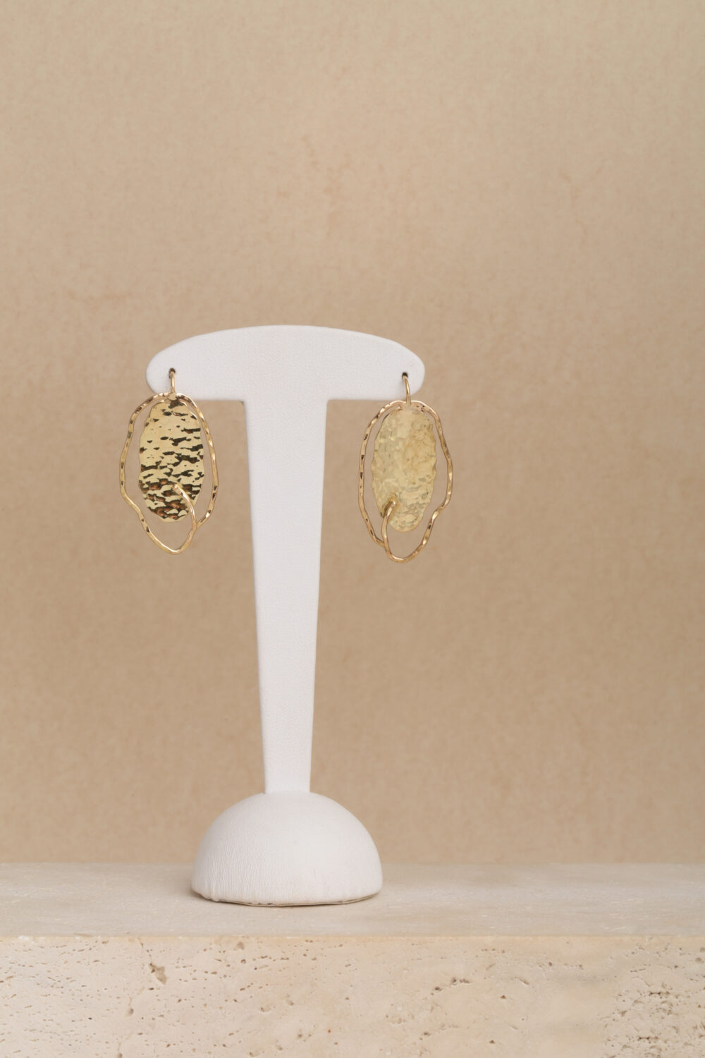 Gehamerde oorbellen gemaakt van 18 karaat goud door de Belgische juweelontwerpster Pascale Masselis in haar Antwerpse atelier.