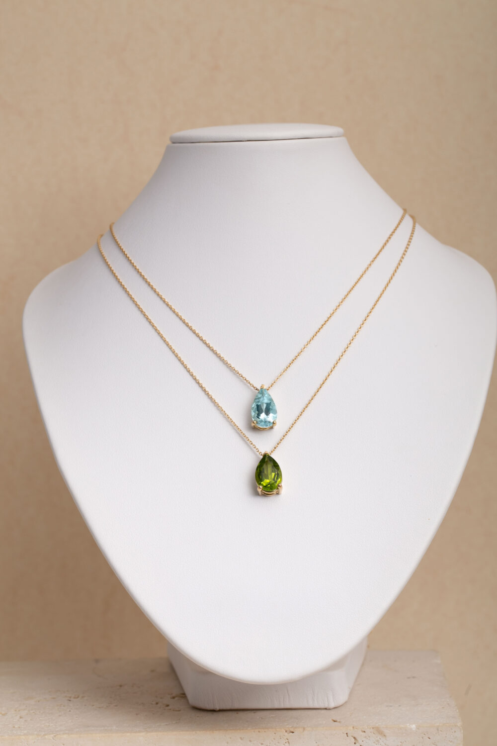 18-karat gold necklace with an aquamarine gemstone.