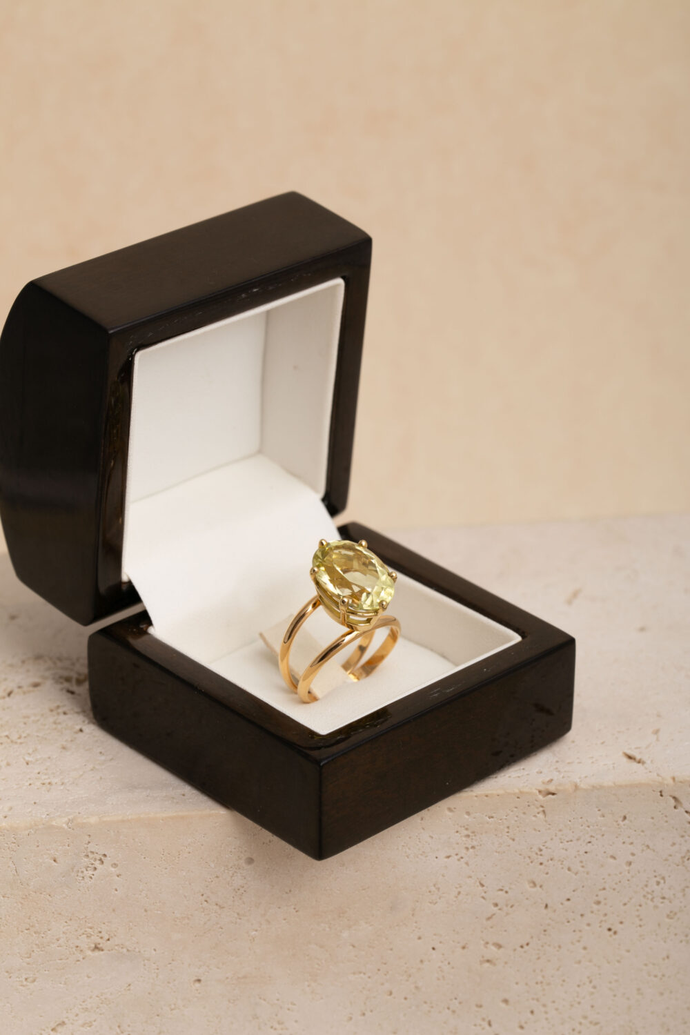 Ring vervaardigd uit 18-karaats geelgoud, gezet met een ovaal geslepen citrine edelsteen.