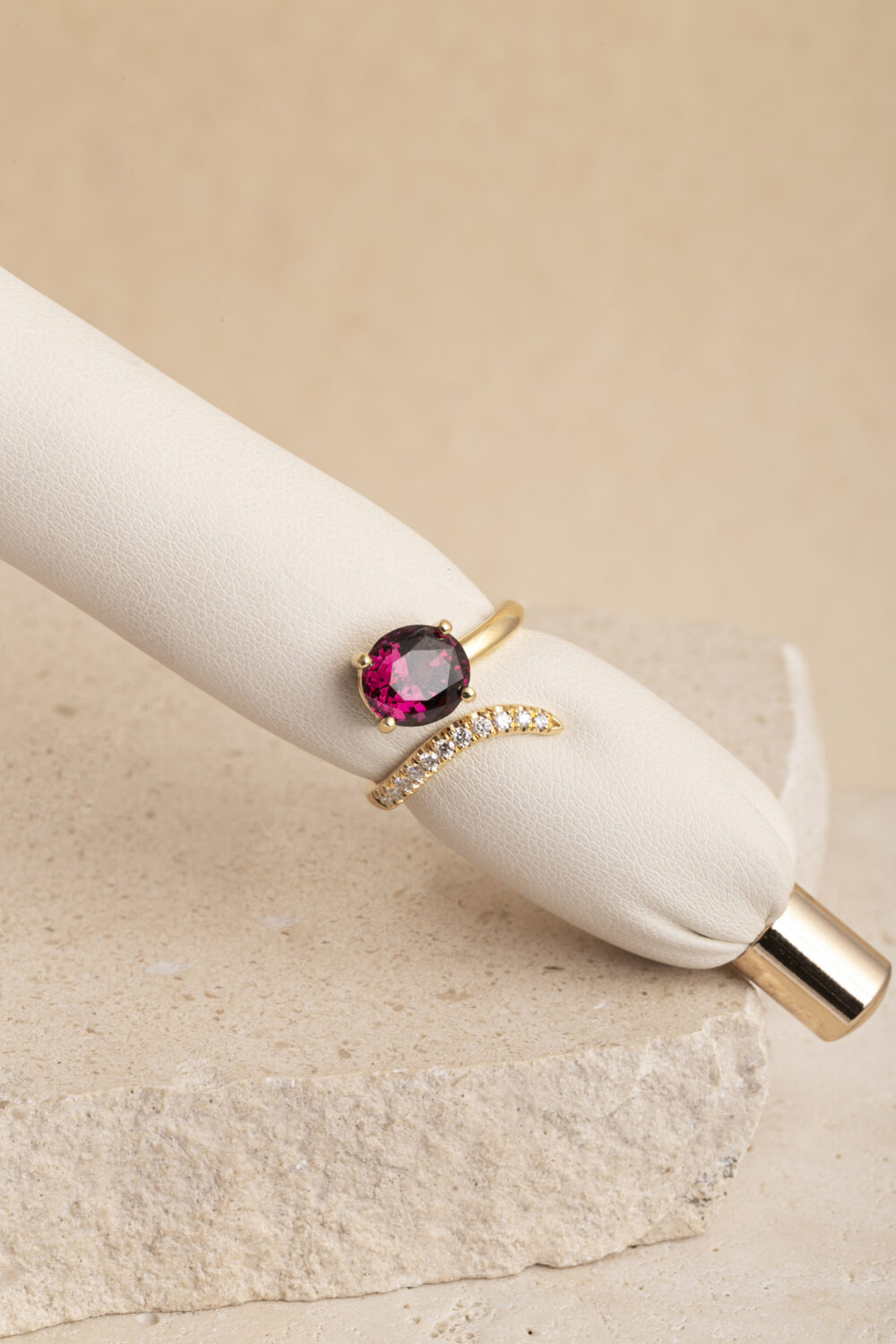 Ring van Pascale Masselis met rode toermalijn en diamant