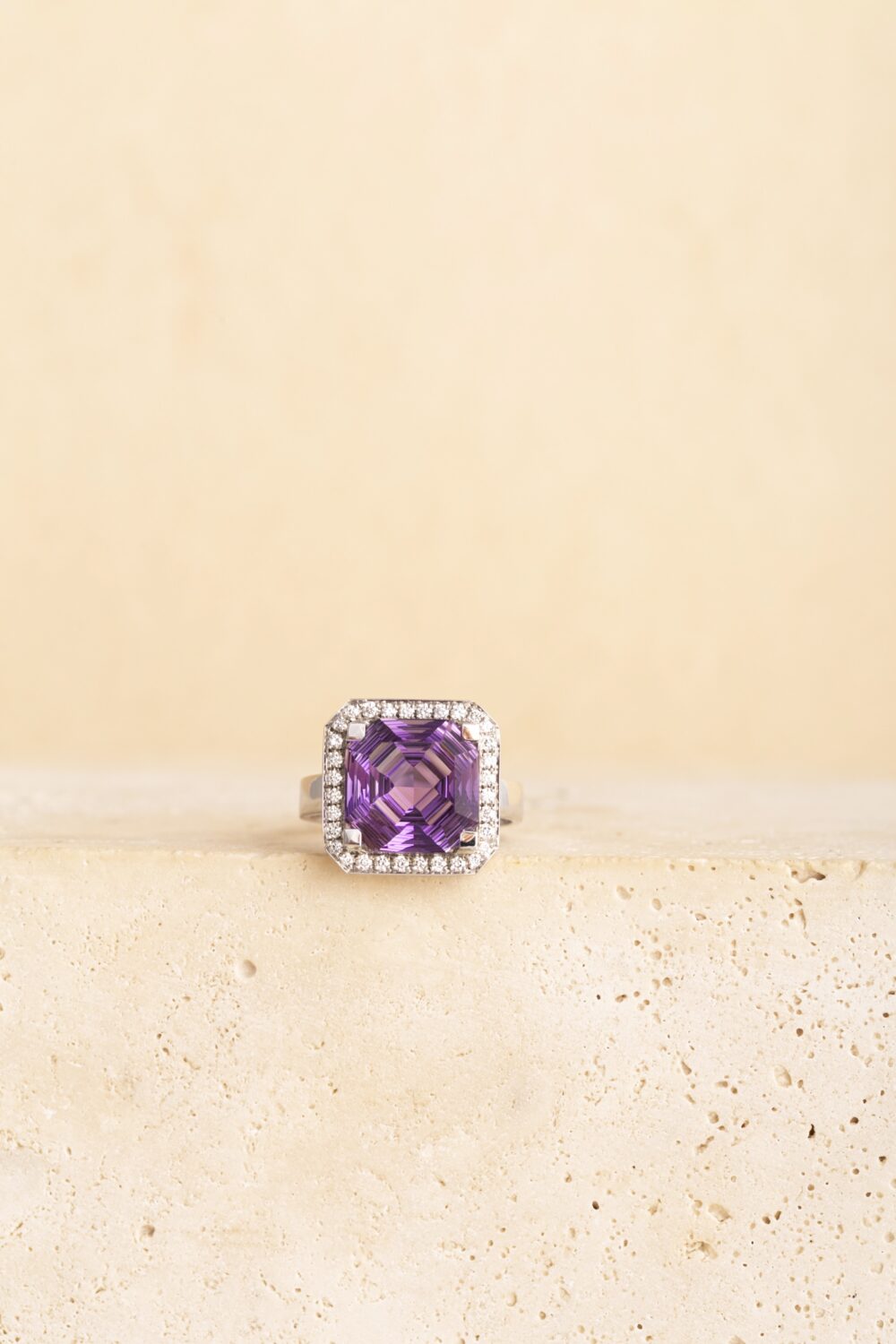 Ring in 18-karat yellow gold set with an amethist gemstone and briljant cut diamonds.